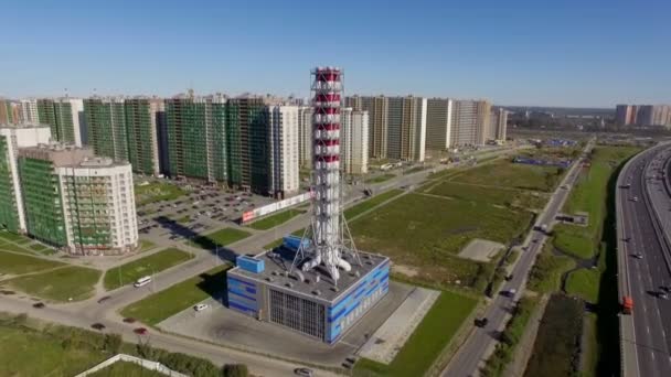 Vue aérienne de la nouvelle chaufferie à gaz moderne dans un quartier résidentiel de la ville — Video