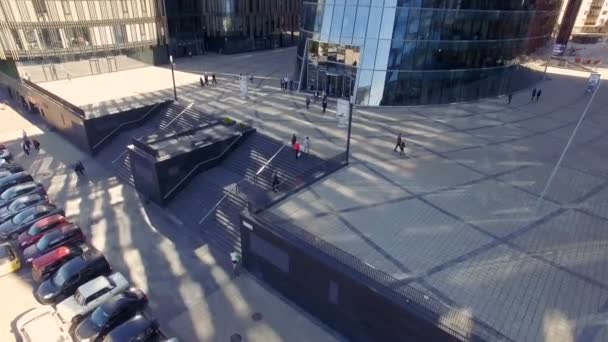 Vista aérea do centro de negócios e as pessoas com ele — Vídeo de Stock