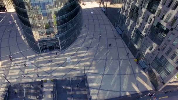 Вид с воздуха на бизнес-центр и людей с ним — стоковое видео