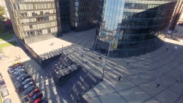 Vista aérea del centro de negocios y la gente con él — Vídeo de stock