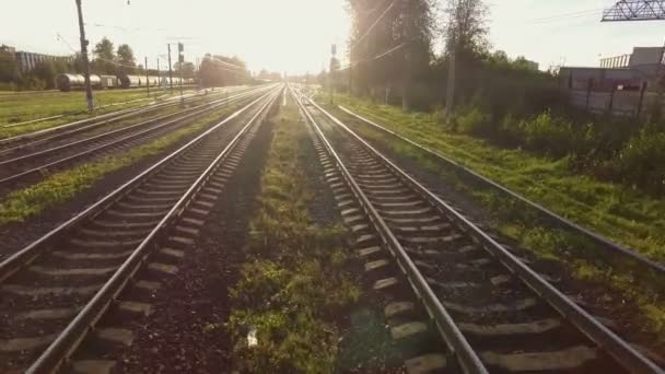 Luchtfoto van het spoorlijnen bij zonsondergang — Stockvideo