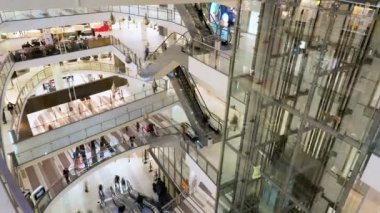 Bir alışveriş merkezinde yürüyen insanlar