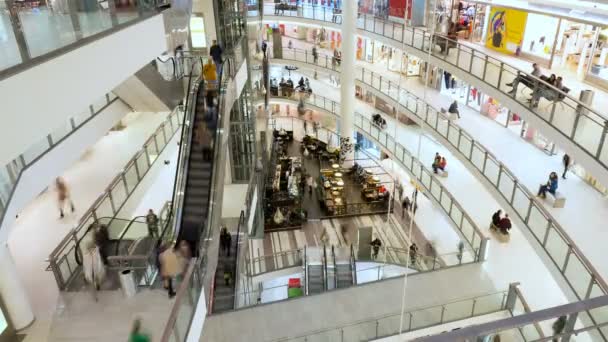 Люди гуляют в торговом центре — стоковое видео