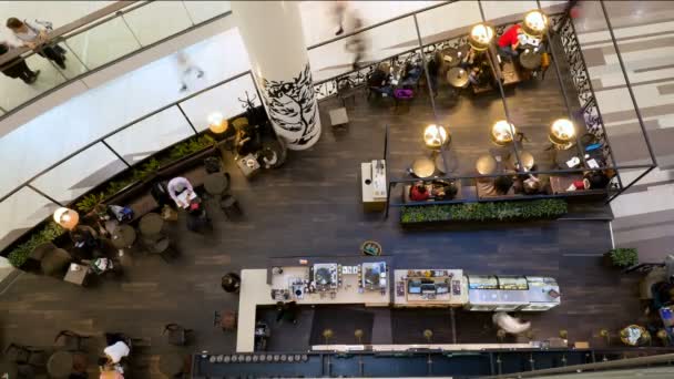 Cafetería con mesas y visitantes en el centro comercial — Vídeos de Stock