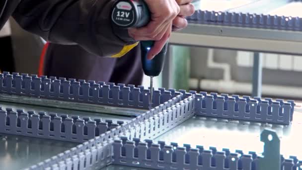 Perforar la creación de flujo de trabajo destornillador de piezas metálicas. trabajador metalúrgico masculino usando taladradora. De cerca. — Vídeos de Stock