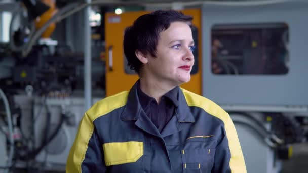 Retrato de engenheiro feminino operando máquinas CNC na fábrica — Vídeo de Stock