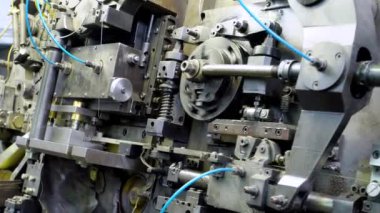 Metal alüminyum, bakır tel uçları üretim makinesinin sepetine düşer.
