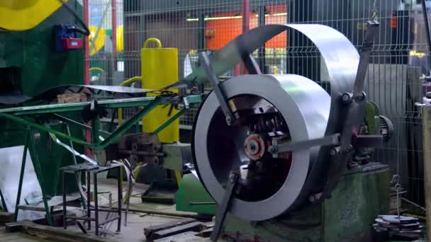 Rotolo rotondo del metallo dello strato galvanizzato dell'acciaio inossidabile, fabbricazione industriale del macchinario della lavorazione dei metalli — Video Stock