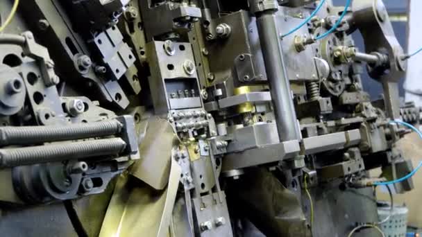 Industri pembuatan logam bagian stamping, klip, klem, bentuk kawat dengan kecepatan tinggi, presisi tinggi, mesin CNC wire membentuk industri — Stok Video