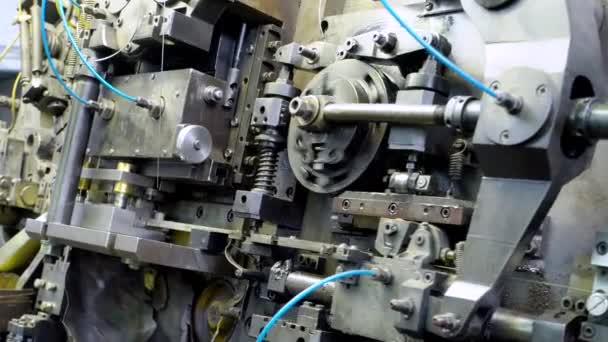 Μεταλλικό αλουμίνιο, άκρες σύρμα χαλκού πέφτουν στο καλάθι της μηχανής κατασκευής — Αρχείο Βίντεο