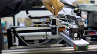 Mühendis, bakım ve temizlik için Zemin Bağlama Teknolojisi 'ndeki makineden elektronik ekipmanlara, bulanık arkaplanlara başlık çıkarıyor.