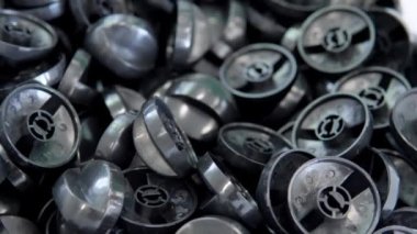 Fabrikada çok sayıda beyaz plastik parçası var.