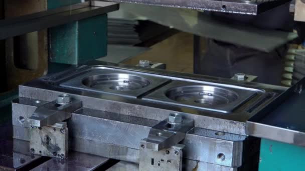 Operatör stämpling metallplåt genom pressning maskin, CNC kontroll metallpressning maskin, hög precision och hög noggrannhet metallpressning och stansning maskin — Stockvideo