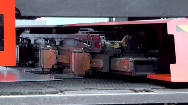 회전 CNC 피칭 니블 기계 작동. 금속을 침투시키는 공업용 기계 — 비디오
