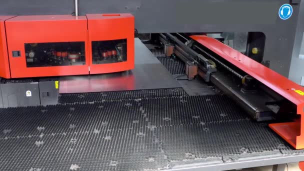 Obracanie CNC wykrawanie, gryzienie maszyny w akcji. Maszyna przemysłowa perforująca metal — Wideo stockowe