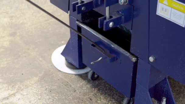 在碎纸机中碾磨后的不同返原性聚合物，用于循环利用过程 — 图库视频影像