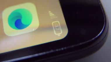 Ekranında pil göstergesi olan siyah akıllı telefon. Batarya yarım şarj. Kapat.