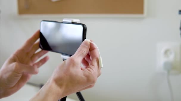 Mężczyzna ręce podłączyć mikrofon lavalier do telefonu za pomocą adaptera 3,5 mm typu c-jack — Wideo stockowe