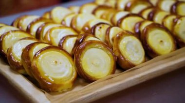 Peynirli kekler. Fırında mayalı açık turtalar ev yapımı kekler. Peynirli kek Vatrushka. Cheesecake hamur hamurundan yapılmış, içinde süzme peynir olan bir ürün.