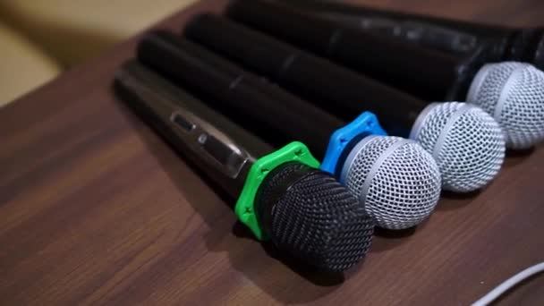 5 micrófonos micrófonos sobre la mesa — Vídeo de stock