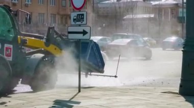 Moskova, Rusya. Nisan 20.2021. Şehir temizliği için özel kamyon.