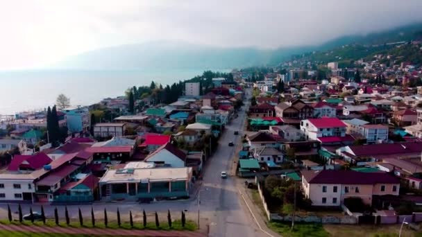 Luchtfoto van Gagra stad in Abchazië — Stockvideo