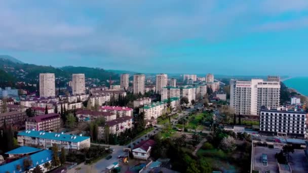 Luchtfoto van Gagra stad in Abchazië — Stockvideo