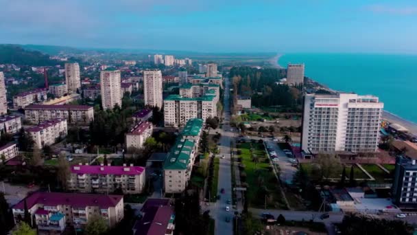 Luchtfoto van Gagra stad in Abchazië — Stockvideo