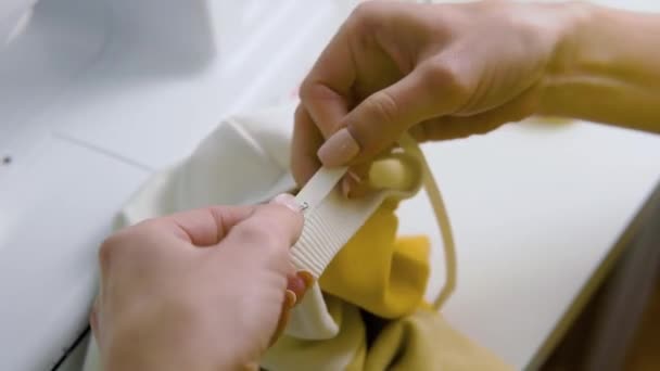 De naaister naait kleren. Handwerk, handen dicht. Kleermaker — Stockvideo