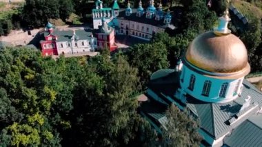 Pskovo-Pechersky Manastırı 'nın duvarlarında hava manzarası. Göğüs, Rusya.