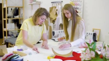 İki güzel kadın atölyede işyerinde birlikte çalışıyor. Kavram küçük işletme ve yaratıcılık