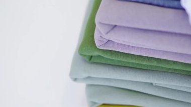 Kumaş ve dikiş işleriyle terzi kadın. Tekstil endüstrisi, dikiş, kumaş mağazası dokusu, desenler, dikiş aşınması, mendiller.