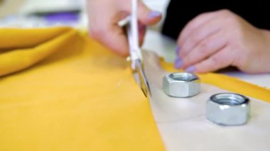 Eller, terzi, terzi, makas, kumaş parçası kesiyor. moda tasarımcısı konsepti
