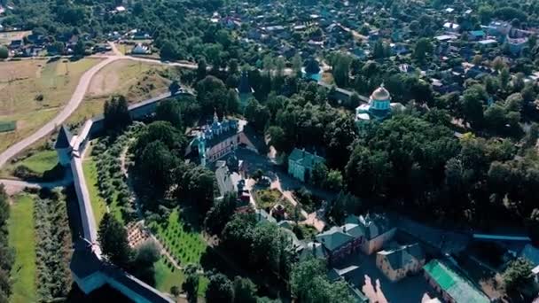 聖地巡礼プスコヴォ・ペチェルスキー修道院の壁には、空中からの景色が広がります。ロシアのペチョリ. — ストック動画