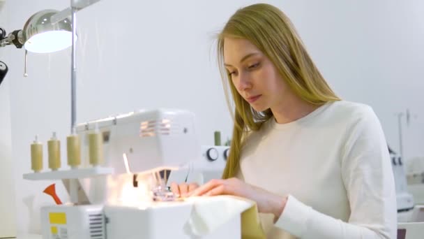 Dressmaker kvinna som arbetar med symaskin — Stockvideo