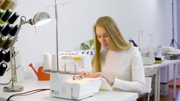 Dressmaker mujer trabajando con máquina de coser — Vídeo de stock