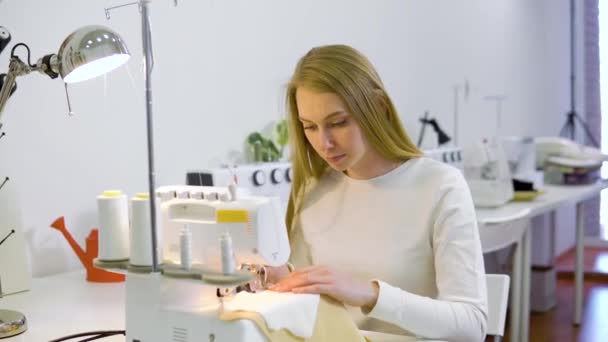Платье женщина работает с швейной машинкой — стоковое видео