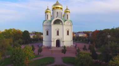Park'taki Katedral Kilisesi'nin havadan görünümü. 2015 sonbaharı, Rusya, St. Petersburg, Puşkin