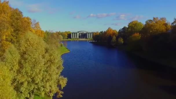 サンクトペテルブルクの秋の公園の湖の航空写真, ロシア. — ストック動画