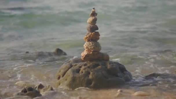 Piramida dari batu-batu kecil berdiri di dalam air . — Stok Video