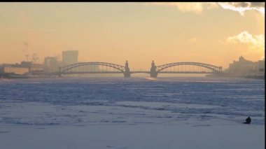 Kışın donmuş nehrin üzerinde yol köprüsü.