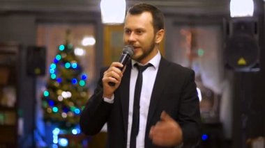 Genç sunum Festivali mikrofona konuşur