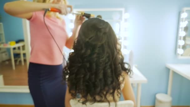 Close-up de cabeleireiro fazendo belo casamento penteado 3 — Vídeo de Stock