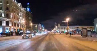 Nevsky prospect gece boyunca sürücü.