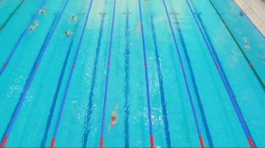 insanlar yüzen ile Havuzu