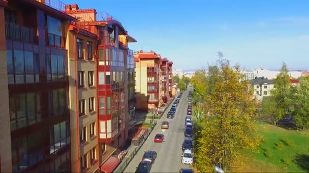 Εναέρια άποψη από τα πέντε ορόφων κτίριο από κόκκινο τούβλο και τζάμια μπαλκόνια — Αρχείο Βίντεο