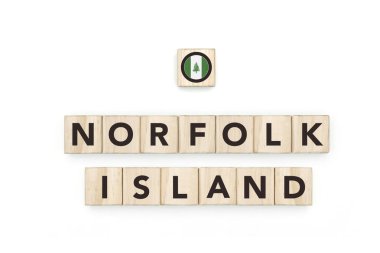 Norfolk Adası 'nın adını ve bayrağını taşıyan tahta bloklar. Avustralya Kültürü, ulusal kimlik, seyahat ve coğrafya bir fotokopi alanı tasarımında.
