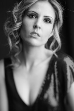 Seksi genç manken mükemmel cilt ve glamour makyaj ile portresi.