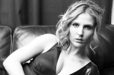 Seksi genç manken mükemmel cilt ve glamour makyaj ile portresi.