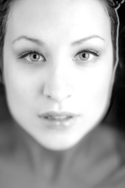 Seksi genç manken mükemmel cilt ve glamour makyaj ile portresi.